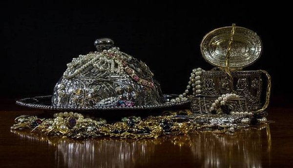 Comment nettoyer et entretenir vos bijoux en or, en argent ou en fantaisie ?
