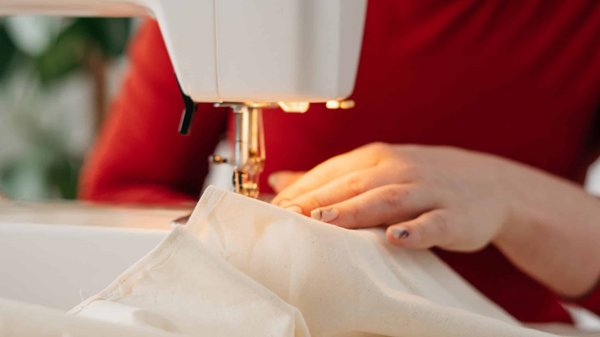 Comment utiliser une piqueuse plate pour réaliser des vêtements ?